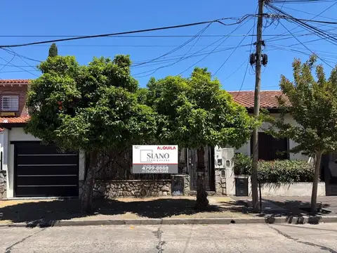 Casa con Jardín y Patio.-