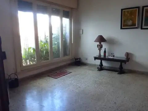 Preciosa Casa en 1 Planta, 5 Amb + Dep con 2 Cocheras, Piscina & Quincho con Parrilla