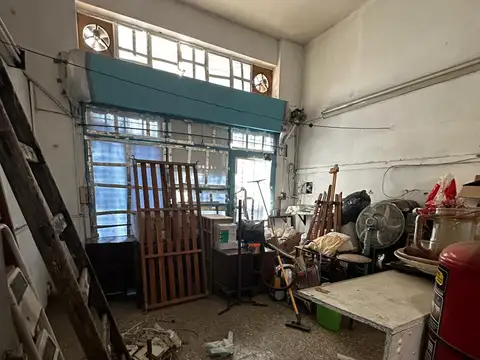 LOCAL AL FRENTE CON BAÑO