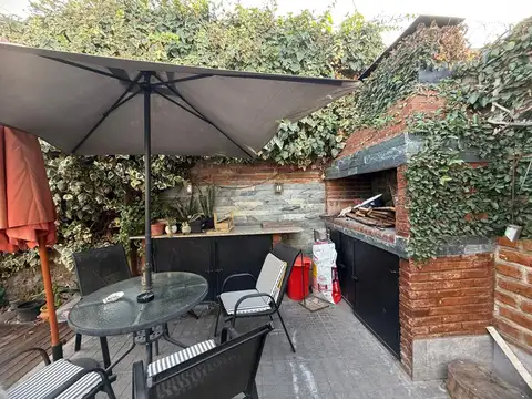 Casa 8 ambientes con 2 baños
