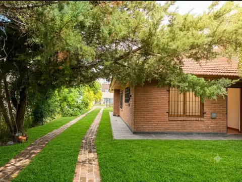 Casa 6 ambientes con 2 baños