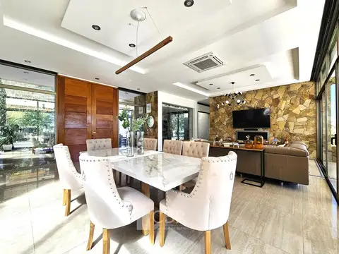 Casa en Venta con 4 cocheras