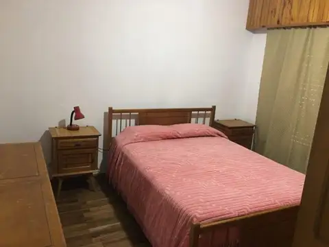 VENTA - Casa 2 habitaciones, amplio parque arbolado con pileta sobre lote de 1200 m2