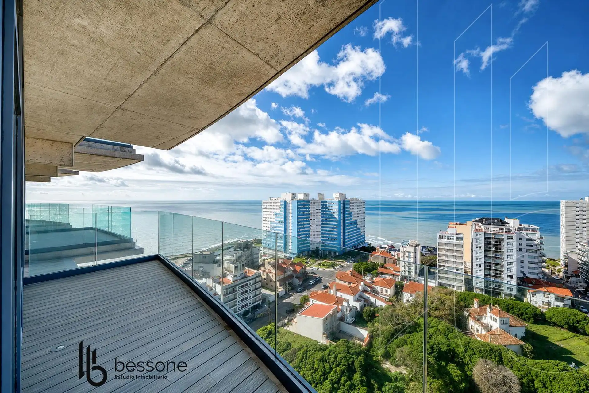 Depto 3 amb, 116m² cubiertos con balcón aterrazado y pileta — Varese