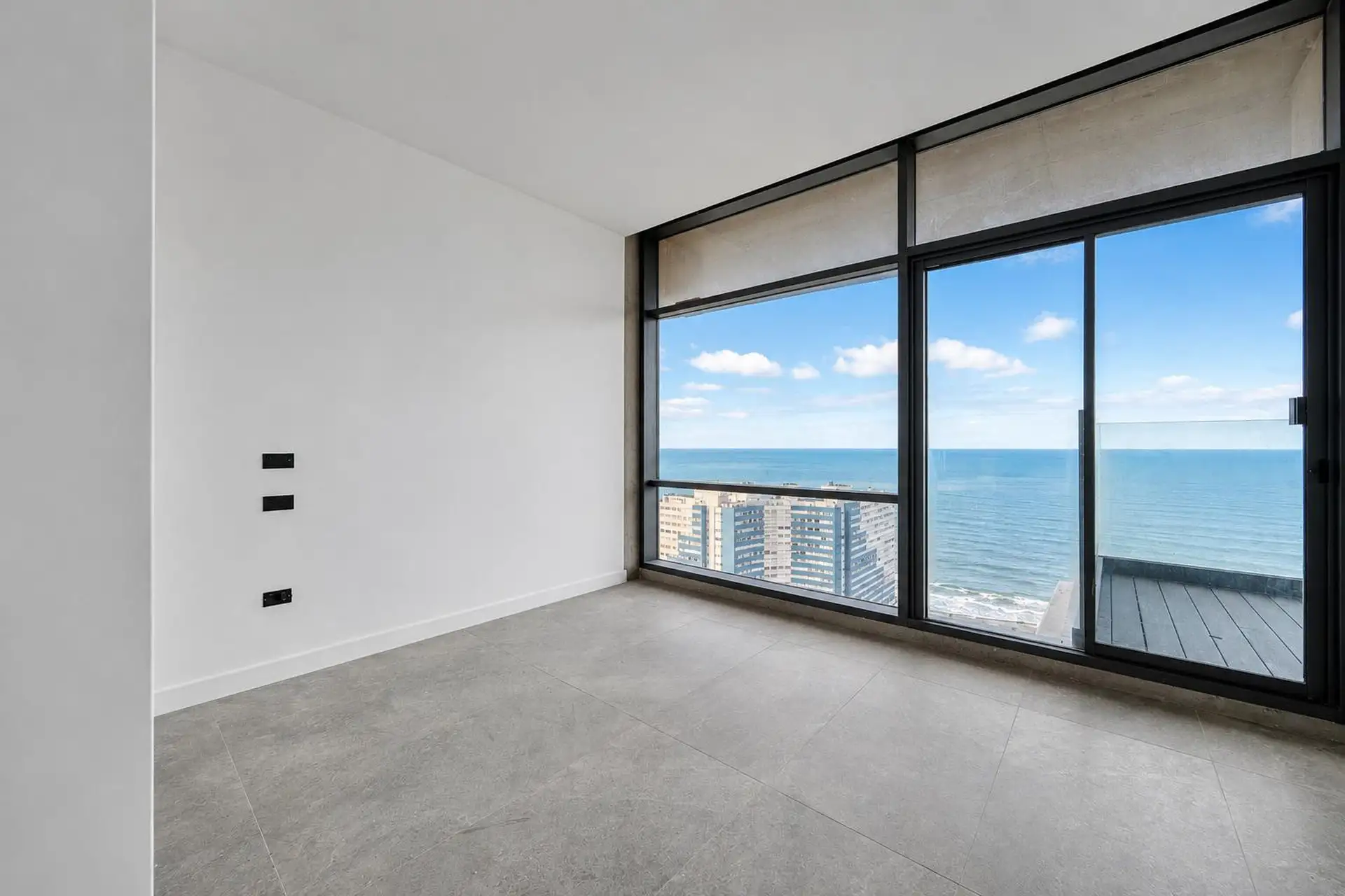 Depto 3 amb, 116m² cubiertos con balcón aterrazado y pileta — Varese