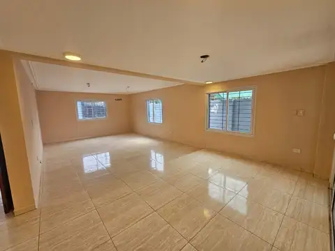 Casa en Alquiler con 2 cocheras