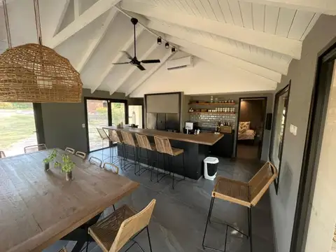 Casa 6 ambientes con 4 baños