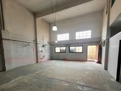 EXCELENTE GALPÓN DE 680 M² A METROS DE AV. GRAL. PAZ