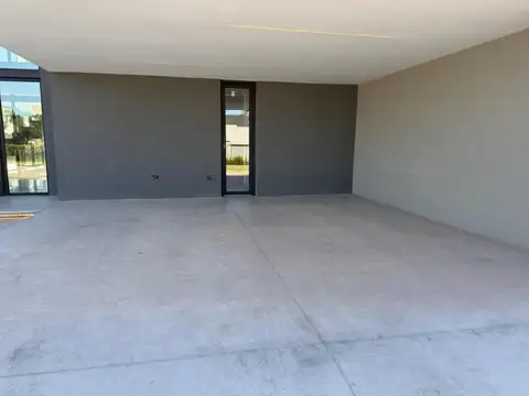 Casa en Venta con 4 cocheras
