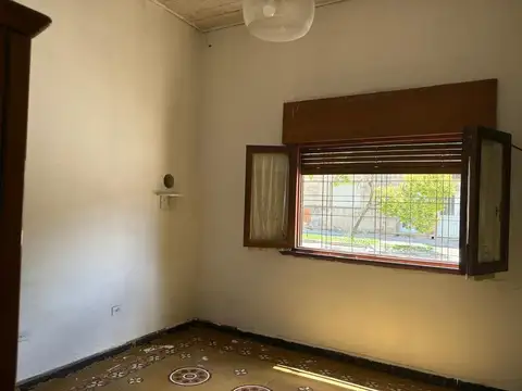 Casa 7 ambientes con 1 baño