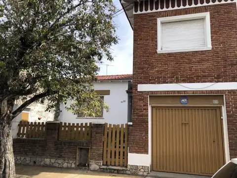 Casa con galpon y cochera ,Excelente zona  