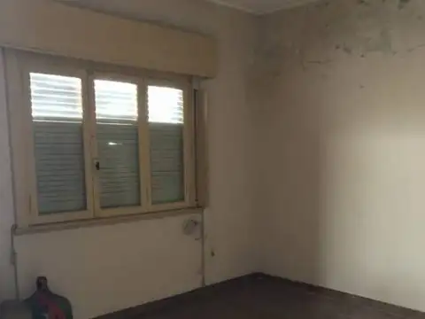 Casa con galpon y cochera ,Excelente zona  