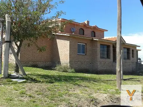 Casa en venta - 3 Dormitorios 2 Baños - Cocheras - 1.200Mts2 - Tanti, Córdoba