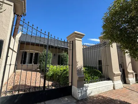 Hermosa casa con pileta, en excelente estado ubicada en calle 6 entre 29 y 30.