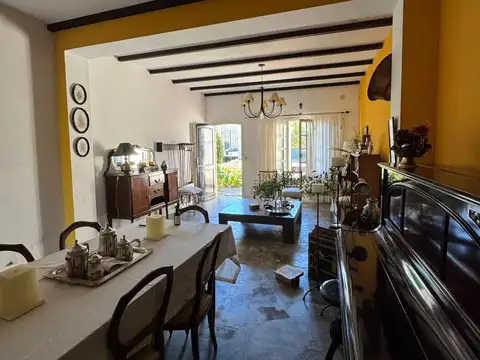 Hermosa casa con pileta, en excelente estado ubicada en calle 6 entre 29 y 30.