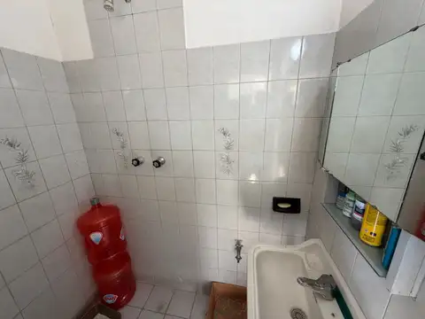 Casa con 2 dormitorios, cochera, jardin, piscina y quincho a la venta