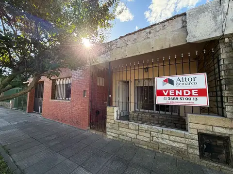 Casa con 2 dormitorios, cochera, jardin, piscina y quincho a la venta