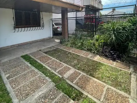 Depto Tipo Casa en Alquiler con 1 cocheras