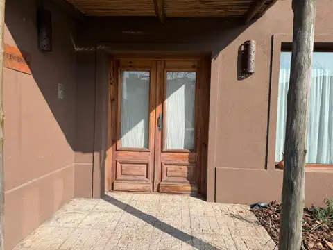 Casa 6 ambientes con 4 baños