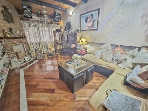 Casa 7 ambientes con 2 baños
