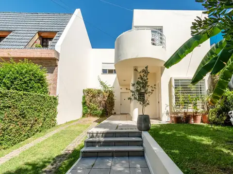 Sensacional casa racionalista en alquiler hecha a nuevo con jardín y piscina en Vicente López.