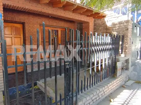 EN VENTA CASA + 2 DEPTOS CINO SALTOS