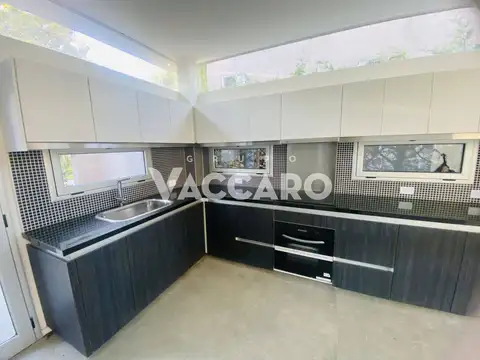 Casa 4 ambientes con 3 baños