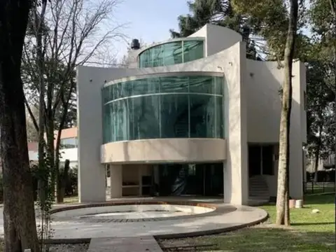 Casa en venta - 4 Dormitorios 6 Baños - 1.530Mts2 - Villa Udaondo