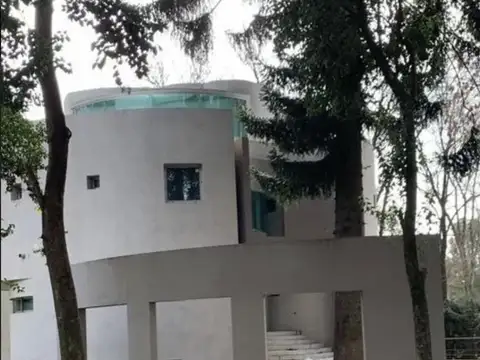 Casa 8 ambientes con 4 baños