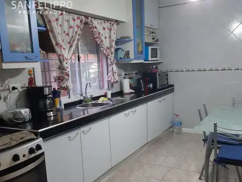 Casa 6 ambientes con 2 baños