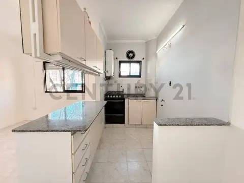 Pieres 1400, Piso 1