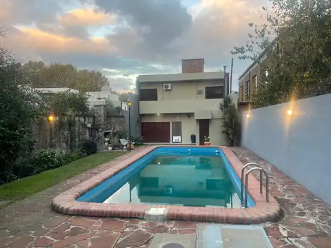 CASA AMERICANA DE CATEGORÍA VILLA PUEYRREDON  6 AMBIENTES COCHERAS PILETA Y PARQUE QUINCHO