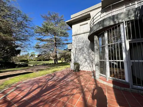 Casa en Alquiler con 2 cocheras