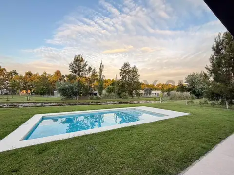 Casa moderna de 3 dormitorios con piscina y vista al lago – Miralagos