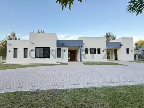 Casa moderna de 3 dormitorios con piscina y vista al lago – Miralagos