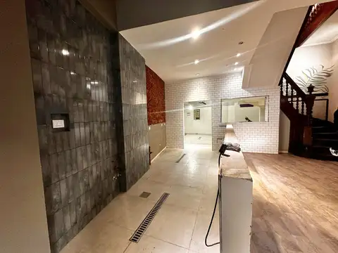 Venta de Local Comercial de 3 Plantas y 330 m2 en Caballito Sur