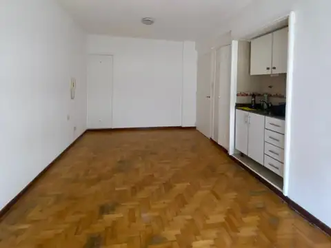 ALQ Monoambiente con baño separado y cocina kitchinette, balcon al fte