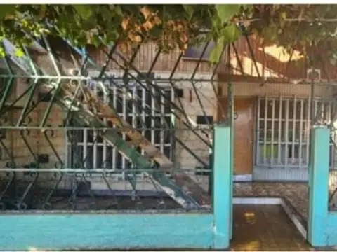 CASA 5 DORMITORIOS EN VENTA EN LAS HERAS c/COCHERA
