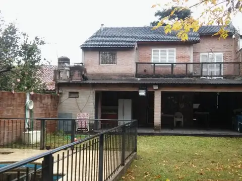 Casa 4 ambientes con 2 baños