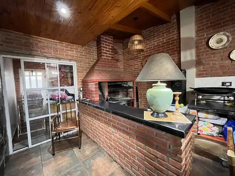Casa en Venta con 2 cocheras