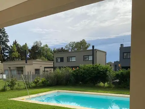 Casa en Venta con 3 cocheras