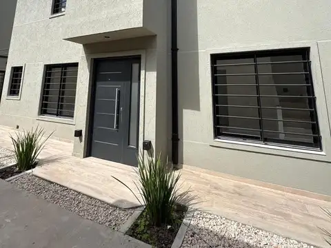 Duplex a estrenar en Llavallol, excelente ubicación.