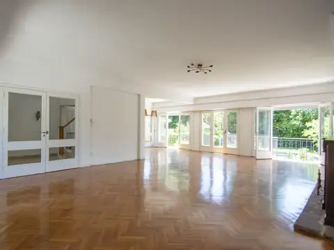 Casa en Alquiler con 4 cocheras