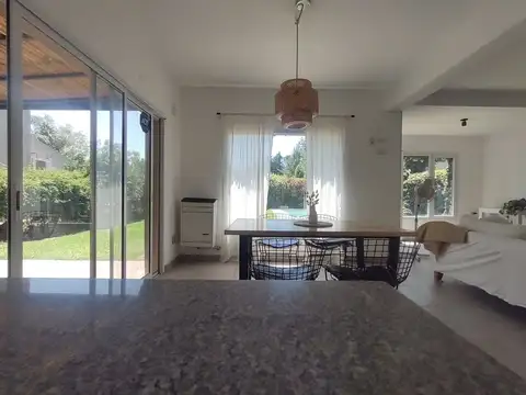 Casa 4 ambientes con 3 baños