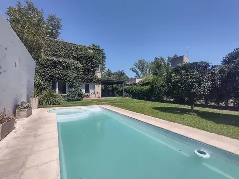 Casa familiar en Open Door barrio semi cerrado