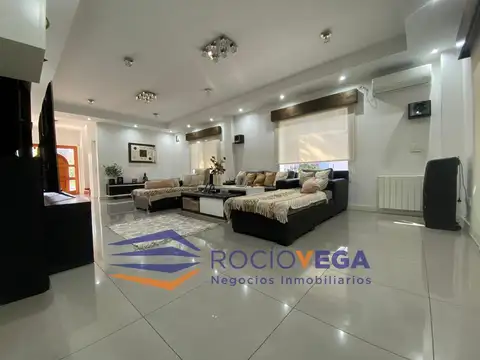 Casa en Venta con 2 cocheras