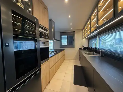 Casa 5 ambientes con 4 baños