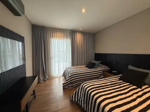 Casa en Venta con 6 cocheras