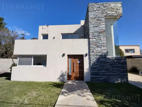 NOE. Venta casa moderna 4 ambientes con gas natural, sobre asfalto en Parque Sakura, Exaltación de la Cruz