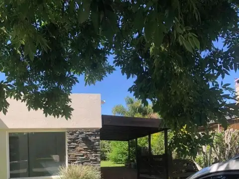 Casa en Venta con 3 cocheras
